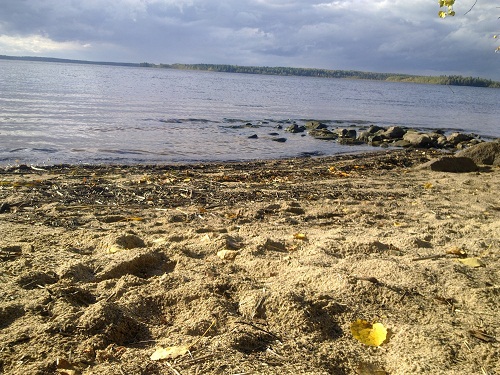 Песчаный пляж на озере